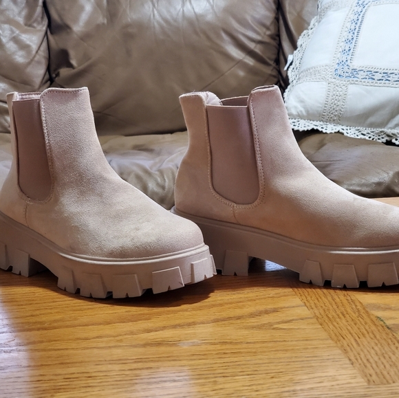 Mata Shoes Tan Ankle Booties with Chunky Sole - Picture 1 of 6